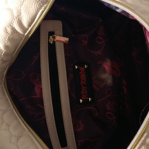 Betsey Johnson Cream Heart Puffed Purse With Pink Bow - Picture 7 of 10